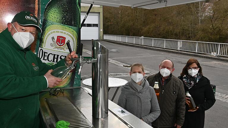 Fassbier zum Mitnehmen, das Dietrich Oechsner an seiner Biertankstelle zapft, ist eine originelle, aber wenig ergiebige Lösung für die alternden Fassbier-Bestände. Lena Rüger, Nadine Höbarth und Erwin Labicki aus Goßmannsdorf, Mitglieder einer Familie, haben die Gelegenheit beim Schopf gepackt.&nbsp;