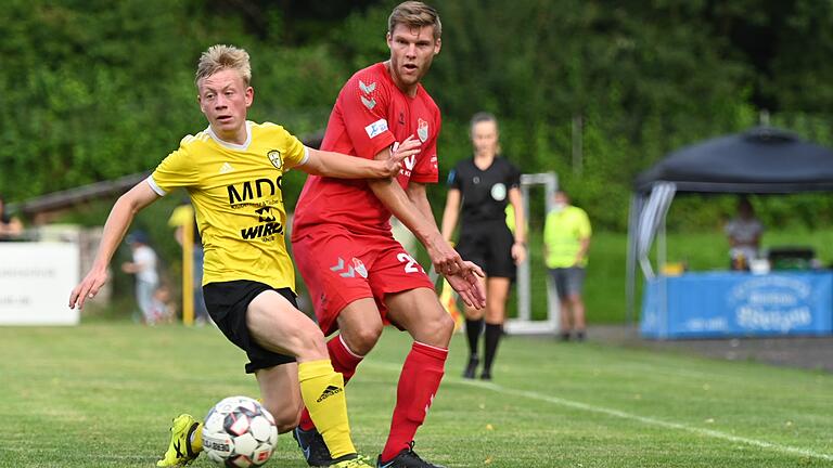 Björn Schönwiesner (rechts) feierte beim 14:0 des TSV Aubstadt beim FC Thulba sein Pflichtspieldebüt für den Regionalligisten.