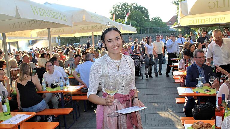 Viel Grund zum Strahlen hatte Großlangheims Weinprinzessin Sandra Helmer bei der Eröffnung des Weinfests in ihrer Heimatgemeinde. Viel Grund zum Strahlen hatte Großlangheims Weinprinzessin Sandra Helmer bei der Eröffnung des Weinfests in ihrer Heimatgemeinde.