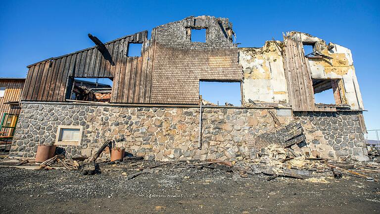 Bis auf die Grundmauern niedergebrannt ist das Haupthaus der Kissinger Hütte am Feuerberg.