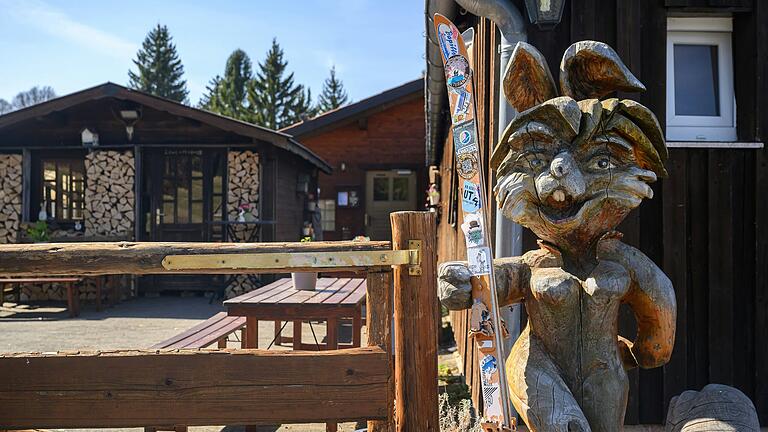 Treffpunkt der urigsten Typen in der Rhön: Die Gemündener Hütte am Kreuzberg bei Bischofsheim bietet sommers wie winters eine Einkehrmöglichkeit, auf den Außenflächen auch mit tollem Weitblick. Treffpunkt der urigsten Typen in der Rhön: Die Gemündener Hütte am Kreuzberg bei Bischofsheim bietet sommers wie winters eine Einkehrmöglichkeit, auf den Außenflächen auch mit tollem Weitblick.