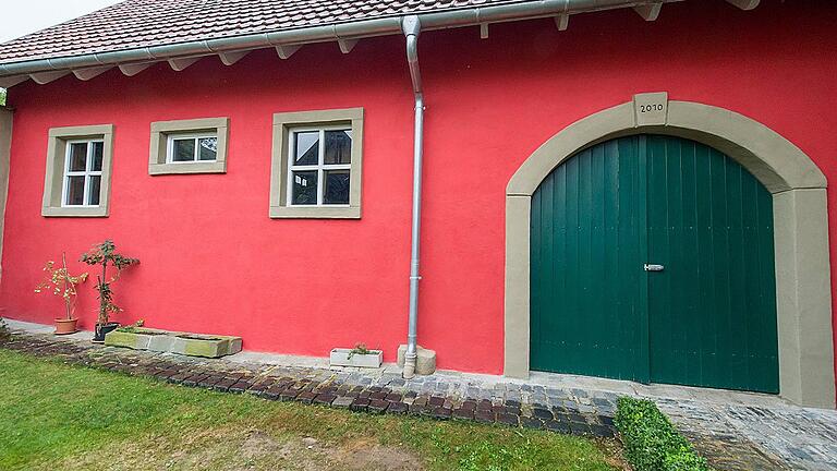Die Scheune wurde weitgehend neu gebaut, lediglich die alte Giebelwand (nicht im Bild) blieb erhalten). Torbogen und Fensterfassungen wurden im Sandstein-Design gestaltet. Die Scheune wurde weitgehend neu gebaut, lediglich die alte Giebelwand (nicht im Bild) blieb erhalten). Torbogen und Fensterfassungen wurden im Sandstein-Design gestaltet.