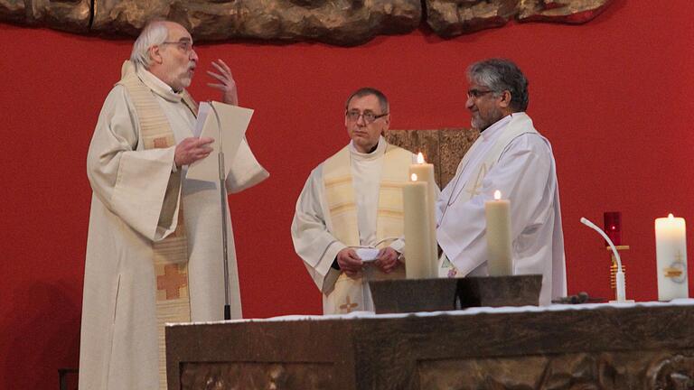 Domkapitular Christoph Warmuth sowie Dekan Christian Lutz (von links) bei der Ernennung von Pfarrer Vincent Moolan Kurian (rechts) zum Kuratus und Koordinator/Moderator für den pastoralen Raum 'Haßberge Ost'. Domkapitular Christoph Warmuth sowie Dekan Christian Lutz (von links) bei der Ernennung von Pfarrer Vincent Moolan Kurian (rechts) zum Kuratus und Koordinator/Moderator für den pastoralen Raum 'Haßberge Ost'.