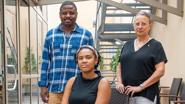 Mariole Kouemeni (Mitte) aus Kamerun hat im Würzburger Bürgerspital ihre Ausbildung zur Pflegefachfrau begonnen. Sie, ihr Bruder Arnaud Mbeng und Stiftungsdirektorin Annette Noffz brauchten viel Geduld.