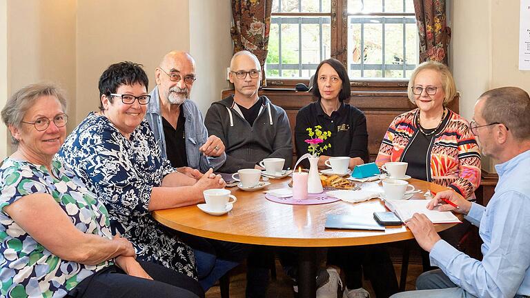 Sie brennen für ihr Schloss (von links): Andrea Markert, Birgit Pfister, Egon Stumpf, Thomas und Kerstin Baumgärtner sowie Elisabeth Ambros im Gespräch mit Redakteur Martin Sage.