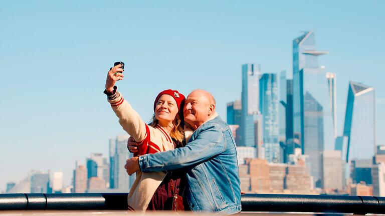 TV-Ausblick ARD - &bdquo;Die Unschärferelation der Liebe&rdquo;       -  Sind Alexander Kirchner (Burghart Klaußner) und Greta Brenner (Caroline Peters) für einander bestimmt?