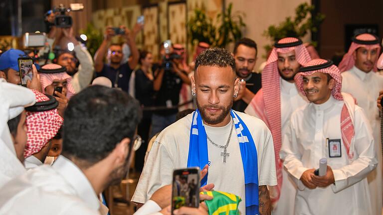 Neymar       -  Neymar hat sein Comeback für Al-Hilal gefeiert.