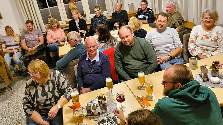 Rund 40 Besucherinnen und Besucher kamen zum ersten Archiv-Stammtisch.