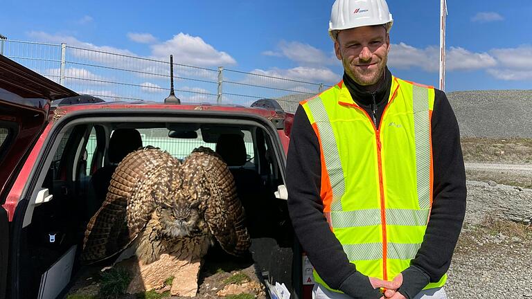 Martin Otto mit einem Uhu-Präparat vom LBV Veitshöchheim.
