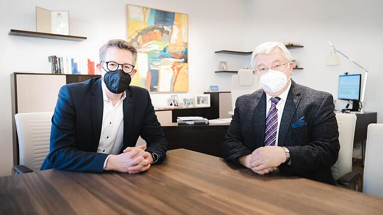 Wissenschaftsminister Markus Blume (links) bei einem Austausch mit dem wissenschaftlichen Gesamtkoordinator des Munich Quantum Valley Professor Rainer Blatt (rechts) in München.