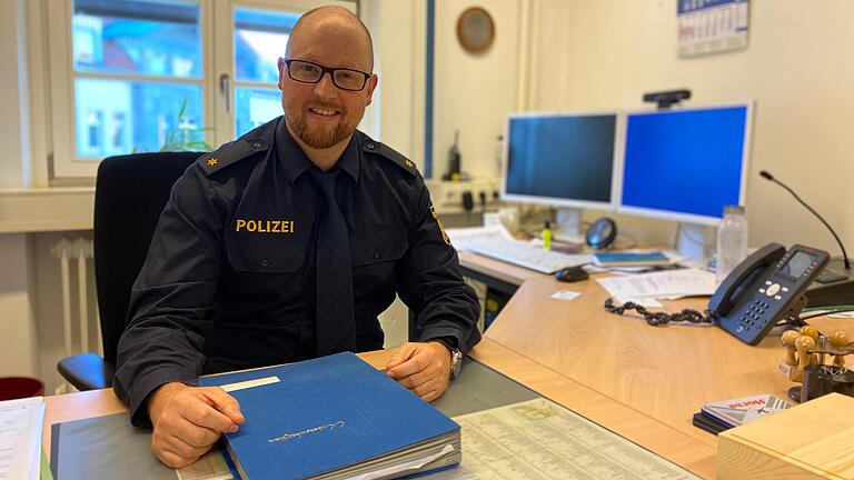 Jan Schubert an seinem Schreibtisch in der Bad Neustädter Polizeiinspektion.