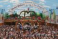 6.000 Euro für Wiesntisch? Verbraucherzentrale sieht Abzocke       -  Ein Tisch im Zelt gehört für viele Oktoberfestbesucher dazu. Doch die Verbraucherzentrale warnt vor unseriösen Angeboten im Internet zu überteuerten Preisen für Reservierungen.