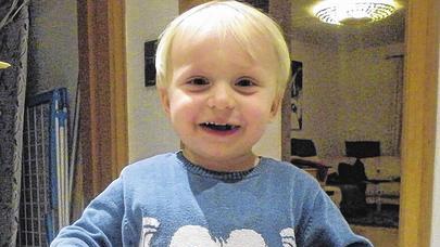 Sein Leben darauf einstellen:  Der anaphylaxiekranke Simon Kirchner (3) zeigt stolz seinen Bärenkuchen, den er zum Geburtstag bekommen hat.