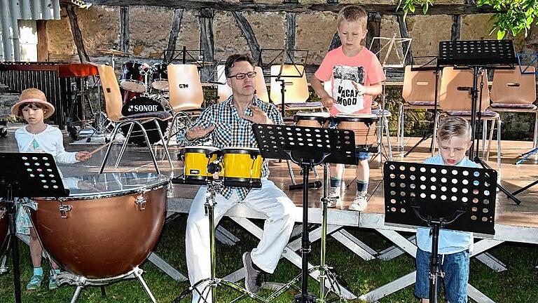Ein faszinierender Höhepunkt war der Auftritt der drei jüngsten Musiker. Lotte Henneberger, Tim Rothländer und Laurin Klement gehen noch in den Kindergarten. Mit den Pauken, dem Schellenkranz und den Bongos harmonierten sie selbst bei schnellen Passagen. Sie begeisterten die Zuhörer mit dem extra von ihrem Lehrer Joachim Göbel geschriebenen Trommelmarsch. Im Bild, von links: Lotte Henneberger, Joachim Göbel, Laurin Klement und Tim Rothländer. Ein faszinierender Höhepunkt war der Auftritt der drei jüngsten Musiker. Lotte Henneberger, Tim Rothländer und Laurin Klement gehen noch in den Kindergarten. Mit den Pauken, dem Schellenkranz und den Bongos harmonierten sie selbst bei schnellen Passagen. Sie begeisterten die Zuhörer mit dem extra von ihrem Lehrer Joachim Göbel geschriebenen Trommelmarsch. Im Bild, von links: Lotte Henneberger, Joachim Göbel, Laurin Klement und Tim Rothländer.