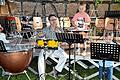 Ein faszinierender Höhepunkt war der Auftritt der drei jüngsten Musiker. Lotte Henneberger, Tim Rothländer und Laurin Klement gehen noch in den Kindergarten. Mit den Pauken, dem Schellenkranz und den Bongos harmonierten sie selbst bei schnellen Passagen. Sie begeisterten die Zuhörer mit dem extra von ihrem Lehrer Joachim Göbel geschriebenen Trommelmarsch. Im Bild, von links: Lotte Henneberger, Joachim Göbel, Laurin Klement und Tim Rothländer.