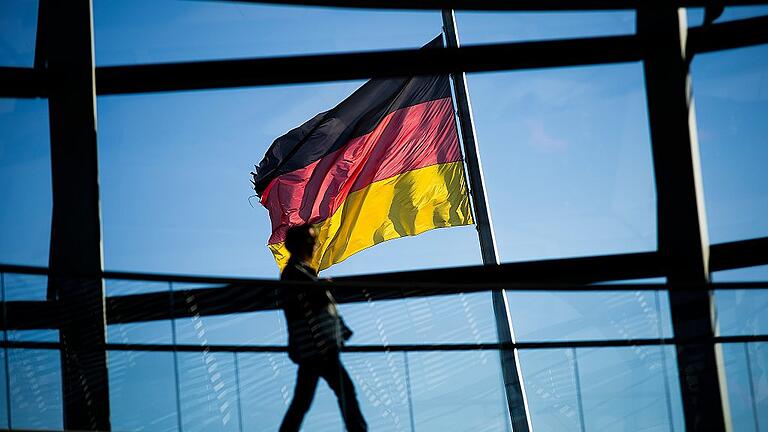 Deutsche Flagge       -  Der Text der deutschen Nationalhymne sorgt für Diskussionen. Nach einem Vorschlag der Frauenbeauftragten der Bundesregierung sollen Passagen geschlechterneutral geändert werden. Foto Fischer