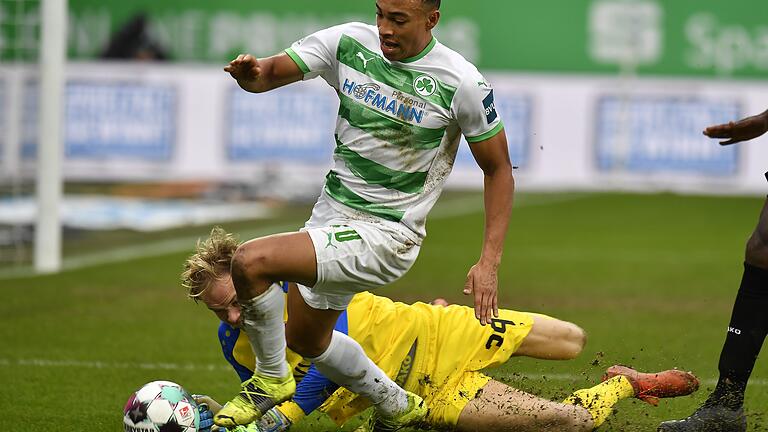 Die Szene des Anstoßes: Jamie Leweling geht im Zweikampf mit Kickers-Keeper Hendrik Bonmann zu Boden. Schiedsrichter Arne Aarnink fällt auf die Schwalbe herein.