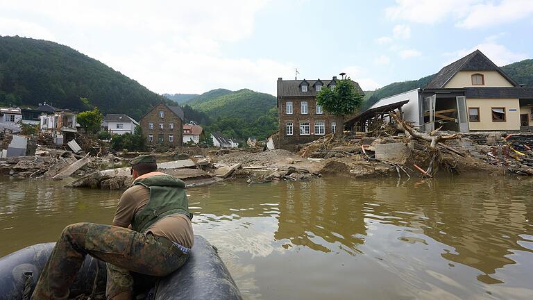 In Rheinland-Pfalz hat das Hochwasser zahlreiche Häuser, Straßen und Brücken zerstört. Hätte die Katastrophe verhindert werden können – etwa durch bessere Warnungen? In Rheinland-Pfalz hat das Hochwasser zahlreiche Häuser, Straßen und Brücken zerstört. Hätte die Katastrophe verhindert werden können – etwa durch bessere Warnungen? 