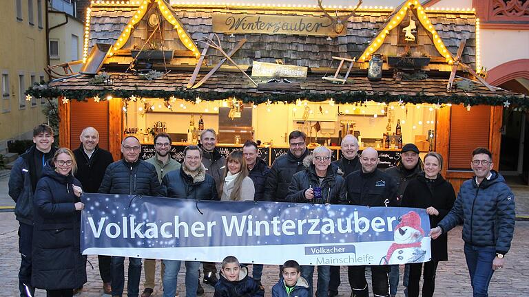 Die Sponsoren des Volkacher Winterzaubers, die 16.500 Euro für das kulturelle Programm spendierten, trafen sich am Mittwoch zum Warmup mit den Organisatoren im Winterdorf vor dem Rathaus. Am 1. Januar startet die kurzweilige Party für die ganze Familie.