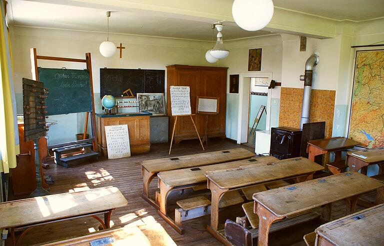 Bei der Museumsführung am Sonntag bekommen die großen und kleinen Besucher auch Einblicke in die Mönchsondheimer Dorfschule zu früheren Zeiten.