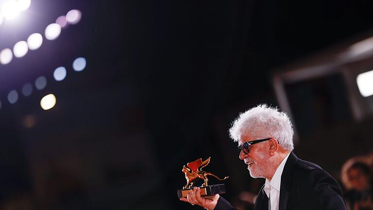 81. Internationale Filmfestspiele Venedig - Pedro Almodóvar ist mit dem Hauptpreis des Festivals ausgezeichnet worden. 81. Internationale Filmfestspiele Venedig - Pedro Almodóvar ist mit dem Hauptpreis des Festivals ausgezeichnet worden.