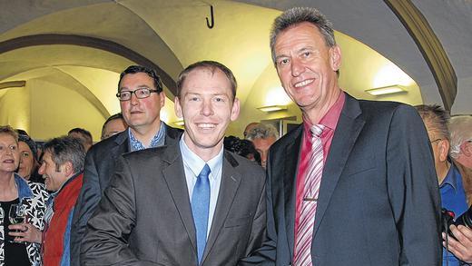 Um 19.03 Uhr steht die Stichwahl fest: Amtsinhaber Siegfried Müller (UsW) und Stefan Güntner von der CSU (links) werden am 30. April in die Stichwahl gehen. Kurz nach 19 Uhr konnten sich die beiden zum ersten Teilerfolg gratulieren. Um 19.03 Uhr steht die Stichwahl fest: Amtsinhaber Siegfried Müller (UsW) und Stefan Güntner von der CSU (links) werden am 30. April in die Stichwahl gehen. Kurz nach 19 Uhr konnten sich die beiden zum ersten Teilerfolg gratulieren.