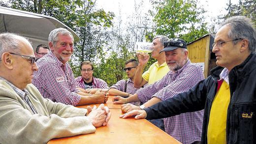 Zweimal Gluth: Wolbert Gluth (Zweiter von links), Gründungsmitglied und heutiger Chef der „Los Krawallos“, und Bruder Joachim (Zweiter von rechts) bei der Jubiläumsfeier mit MKG-Ehrenpräsident Werner Blaumeister (links) und Bürgermeister Eberhard Streit (rechts). Zweimal Gluth: Wolbert Gluth (Zweiter von links), Gründungsmitglied und heutiger Chef der „Los Krawallos“, und Bruder Joachim (Zweiter von rechts) bei der Jubiläumsfeier mit MKG-Ehrenpräsident Werner Blaumeister (links) und Bürgermeister Eberhard Streit (rechts).