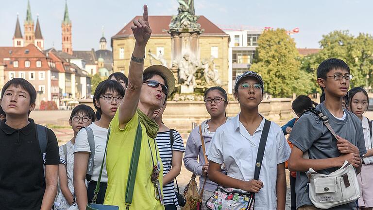 Urlaub in Bayern – nicht nur bei Japanern weiter sehr beliebt: Hier mit Reiseführerin Barbara Lohoff vor der Residenz, die in Würzburg Touren in japanischer Sprache anbietet.