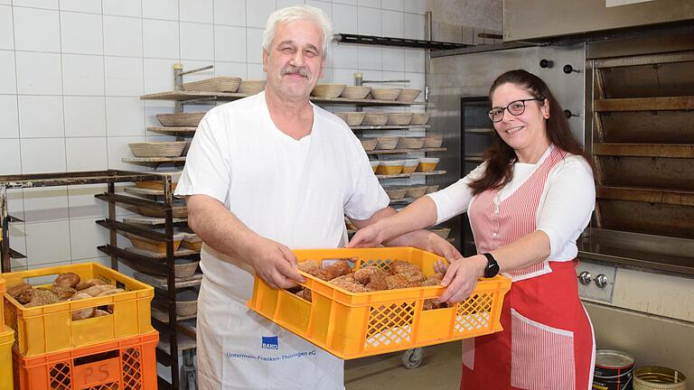 Hand in Hand arbeiten Anne und Michael Euring jetzt wieder, nachdem sie wegen einer Erkrankung für insgesamt ein halbes Jahr die Bäckerei in Reyersbach schließen mussten.