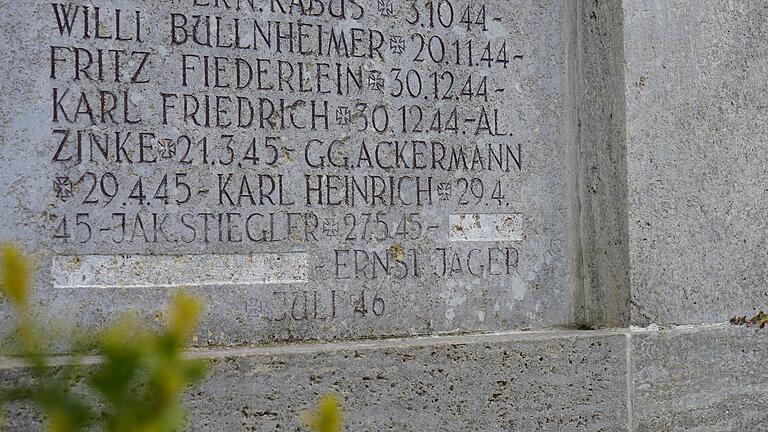 Das Kriegerdenkmal in Geroldshausen: Der Name von Eduard Wirths, der als leitender KZ-Arzt fast drei Jahre im Konzentrationslager-Komplex Auschwitz für den Tod Hunderttausender mitverantwortlich war, wurde jetzt entfernt.