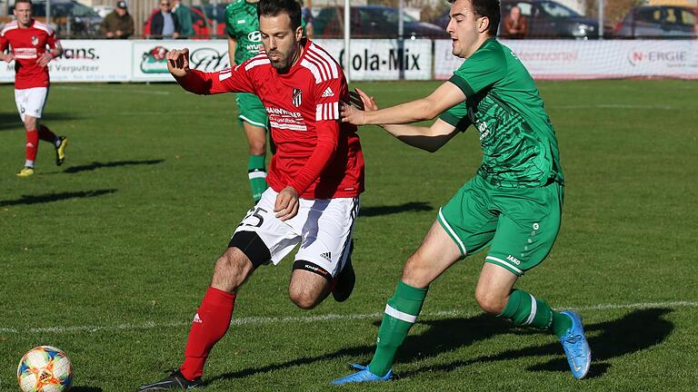 Szene aus dem Hinspiel: Schwarzachs Tim Reiner (links) hält Heidingsfelds Berat Suroji vom Ball ab. Der SC Schwarzach gewann die erste Begegnung mit 4:2. Im Rückspiel können beide Mannschaften die Meisterschaft am vorletzten Spieltag für sich entscheiden.