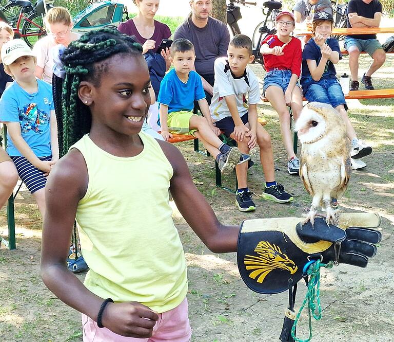 Alle Kinder konnten Dellerts Schleiereule 'Goldstern' auf die Hand nehmen.