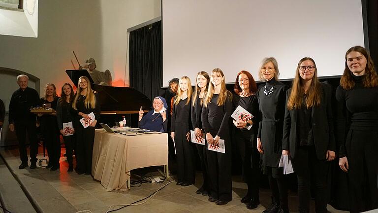 Auf dem Foto der Chor der Musikschule, Schwester Teresa und Renate Blenk.