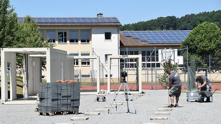 Ein Jahr lang werden die Kinder der Grundschule Ostheim in einer behelfsmäßigen Unterkunft auf dem Gelände der Schule in Willmars verbringen. Am Montag wurde mit der Aufstellung der Container begonnen.