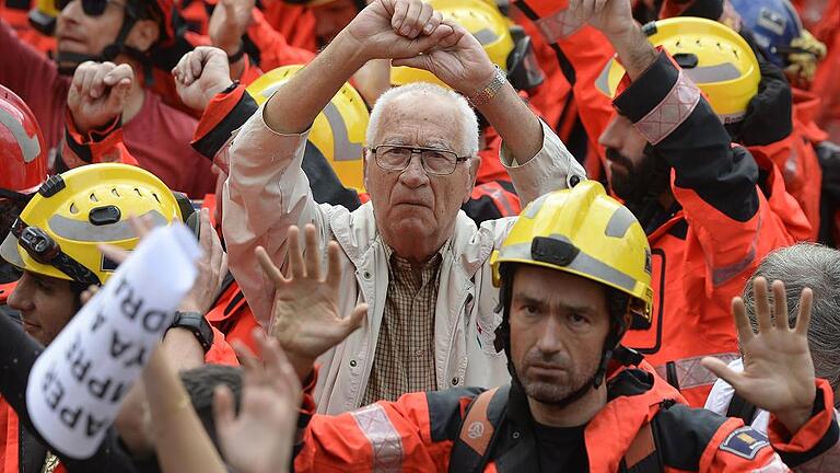 SPAIN-CATALONIA-POLITICS-INDEPENDENCE-STRIKE       -  Feuerwehrleute und andere Demonstranten beim Generalstreik in Barcelona