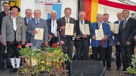 Die Gründungsmitglieder der HKP die für ihre 50-jährige Treue zum Verein mit einer Urkunde geehrt wurden, flankiert von: Links: 1. Kreisvorsitzender des NBMB Peter Detsch, Bürgermeister Matthias Bäuerlein und 1. Vorsitzender der HKP Berthold Moser. Rechts: MdL Dr. Hans Jürgen Fahn und Schirmherr Oskar Ebert. Die Gründungsmitglieder der HKP die für ihre 50-jährige Treue zum Verein mit einer Urkunde geehrt wurden, flankiert von: Links: 1. Kreisvorsitzender des NBMB Peter Detsch, Bürgermeister Matthias Bäuerlein und 1. Vorsitzender der HKP Berthold Moser. Rechts: MdL Dr. Hans Jürgen Fahn und Schirmherr Oskar Ebert.