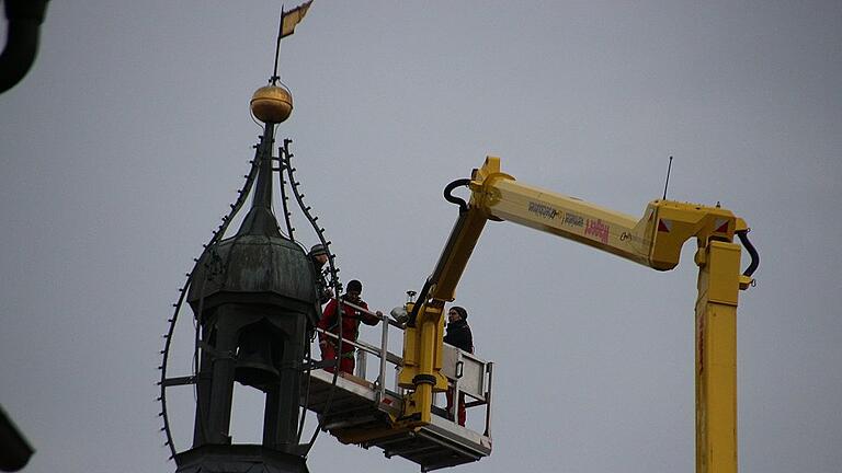 Der Aufbau für die größte Adventskerze Bayerns ging am Montag am Kitzinger Marktturm über die Bühne.