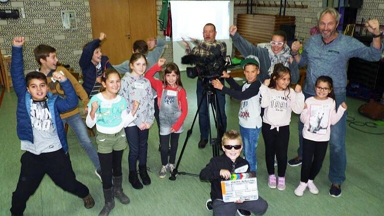 'Und Action ...' hieß es beim Musik-Video-Workshop in den Herbstferien im Sportheim in Gernach. Mit dabei (hinten von rechts) Kameramann und Regisseur Rüdiger Wolf, Regieassistentin Katja Horling und Gemeinderat Dieter Dietz.