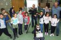 'Und Action ...' hieß es beim Musik-Video-Workshop in den Herbstferien im Sportheim in Gernach. Mit dabei (hinten von rechts) Kameramann und Regisseur Rüdiger Wolf, Regieassistentin Katja Horling und Gemeinderat Dieter Dietz.