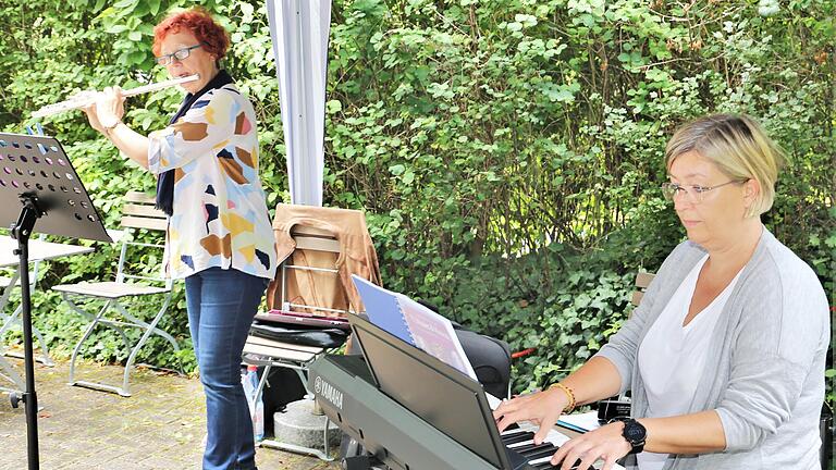 Leiterin Christina Stibi (Keyboard) und Eleonore Ringlein (Querflöte) von der Sing- und Musikschule.