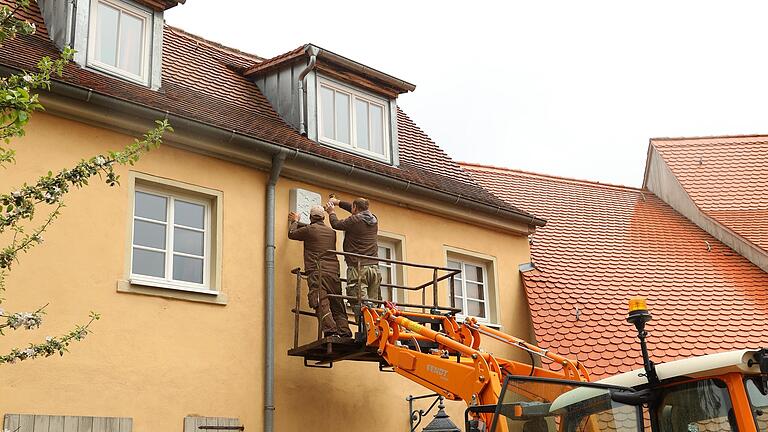 Im Rahmen eines Förderprojekts unterstützt der Naturpark Steigerwald die Naturparkgemeinden bei der Anschaffung von Nisthilfen für öffentliche Gebäude. Hier wird ein&nbsp;Fledermauskasten angebracht.