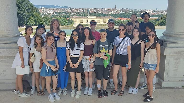 Die Gruppe vor der Gloriette im Schlosspark Schönbrunn.