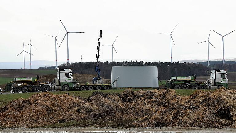 Die Arbeiten für die Windanlage am Windpark Wargolshausen/Wülfershausen schreiten voran. Der Windpark war mit einem Baustopp belegt worden.&nbsp;