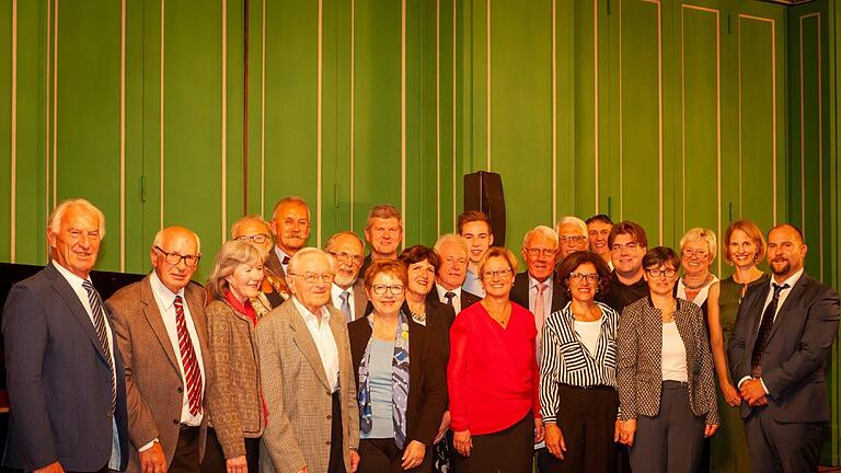 Gründungsmitglieder, Ehrengäste aus den Partnerstädten, Ehrenpräsident Dietrich Försch, Stadträtin Birgit Eber, Pianist Thomas Rigutto sowie das Präsidium des Komitees feierten am Samstag mit weitere Gästen 20 Jahre Städtepartnerschaftskomitee Bad Kissingen. Foto: Peter Hinz       -  Gründungsmitglieder, Ehrengäste aus den Partnerstädten, Ehrenpräsident Dietrich Försch, Stadträtin Birgit Eber, Pianist Thomas Rigutto sowie das Präsidium des Komitees feierten am Samstag mit weitere Gästen 20 Jahre Städtepartnerschaftskomitee Bad Kissingen. Foto: Peter Hinz