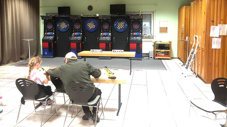 Sportliches Schießen mit dem Laserlicht für die Kleinen, das gab es beim Bürgermarsch in Knetzgau.