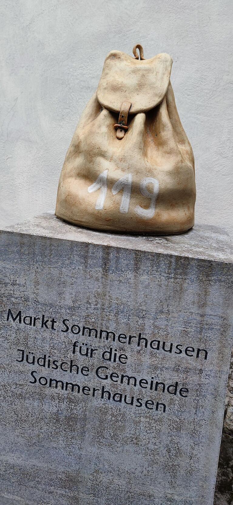 Der Gedenkstein für die nicht mehr existente jüdische Gemeinde Sommerhausens steht an der ehemaligen Synagoge.