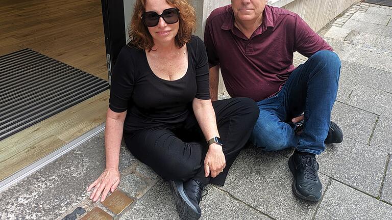 Debbie Peacock, geborene Lowe, mit Ehemann Gavin, sitzen neben dem Stolperstein von Urgroßtante Else Löwinsky       -  Debbie Peacock, geborene Lowe, mit Ehemann Gavin, sitzen neben dem Stolperstein von Urgroßtante Else Löwinsky