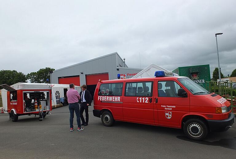Mit dem moderrn und großzügig gebauten Feuerwehrhaus ist die Zukunft der Wehr in dem kleinen Ochsenfurter Stadtteil Darstadt gesichert. Mit dem moderrn und großzügig gebauten Feuerwehrhaus ist die Zukunft der Wehr in dem kleinen Ochsenfurter Stadtteil Darstadt gesichert.