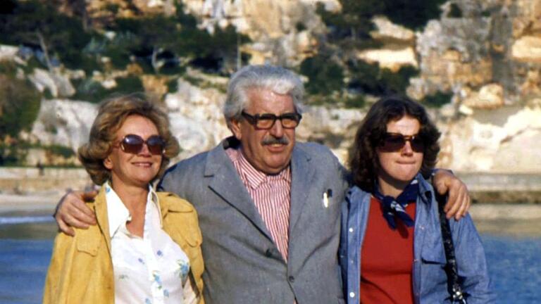 Theaterfamilie Millowitsch       -  Der Kölner Volksschauspieler Willy Millowitsch mit seiner Frau Gerda (l) und Tochter Mariele.