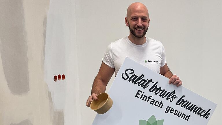 Noch fehlt die Küchenzeile an der Wand hinter Sebastian Skorepa. Momentan ist er mit dem Umbau des Ladens beschäftigt. Ab Mitte Dezember soll es dann mit 'Salat Bowls To-Go' losgehen.